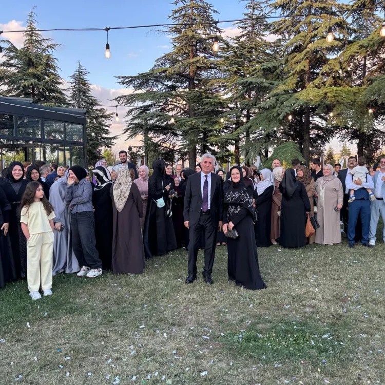 Kongre katılımcıları konak bahçesinde
