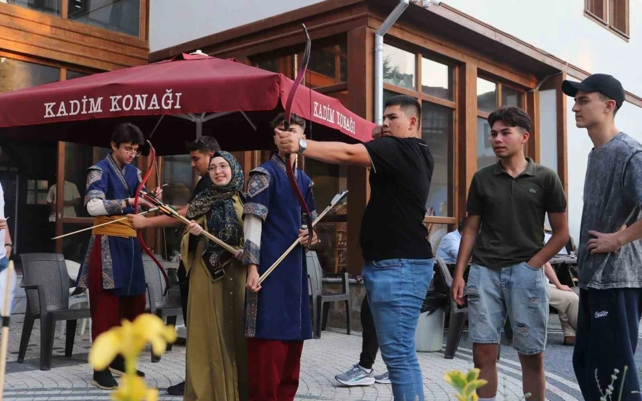 Konağın bahçesinde düzenlenen geleneksel okçuluk gösterisi